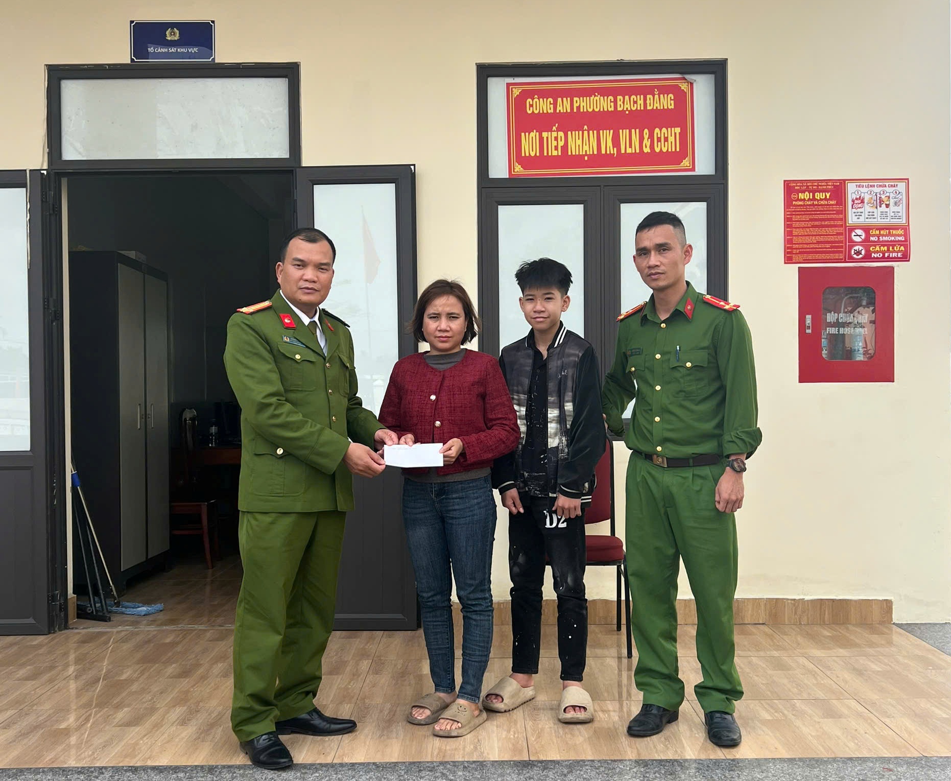 Công an phường Bạch Đằng kịp thời đưa cháu bé lạc từ tỉnh Thái Nguyên tới Hải Phòng về với gia đình